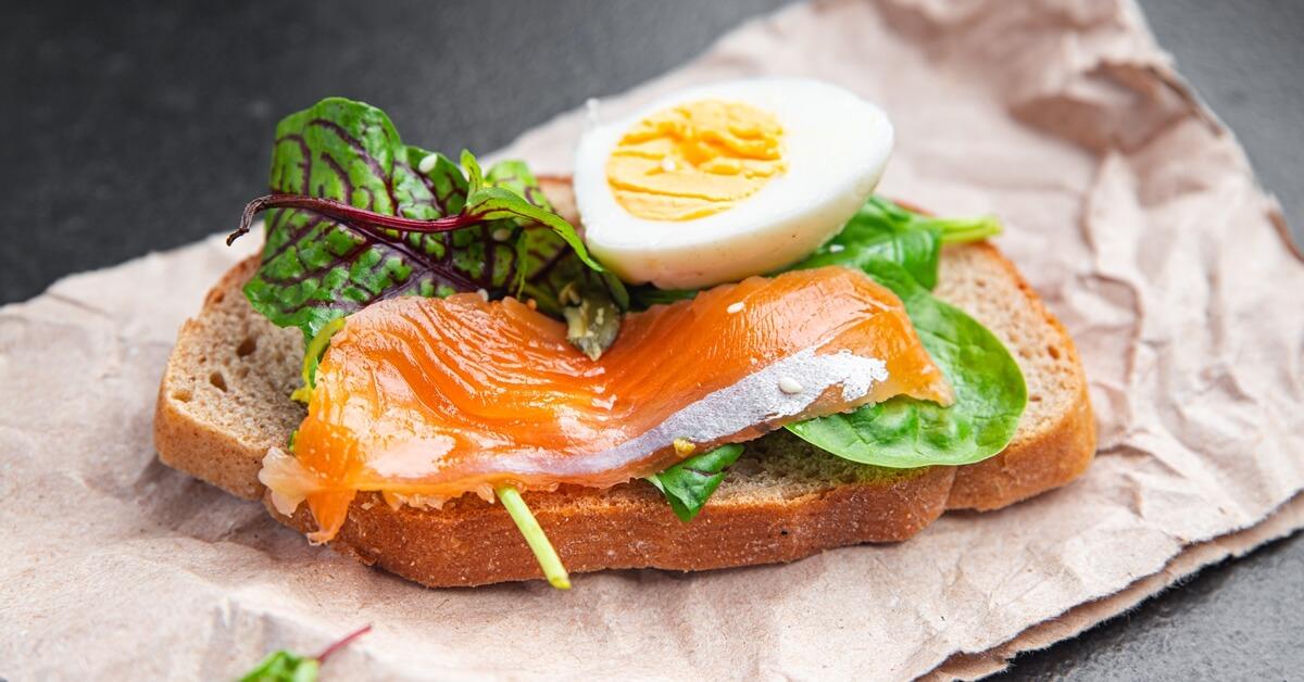 D-vitaminban gazdag élelmiszerek – olajos halak, tojás, vaj és máj természetes D-vitamin forrásként