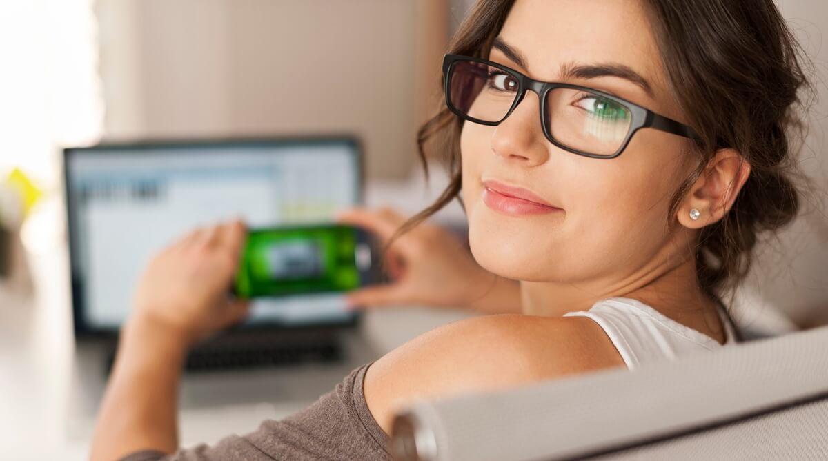 Monitort néző ember, aki szemvédő vitaminnal támogatja látását a kékfény ellen